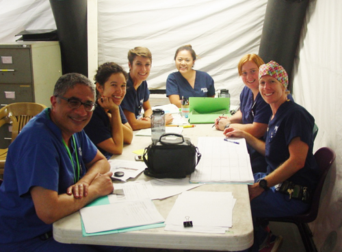 Le Dr Emil, la Dre Yasmine Yousef et des infirmières de l’Africa Mercy préparent l’horaire du bloc opératoire. 