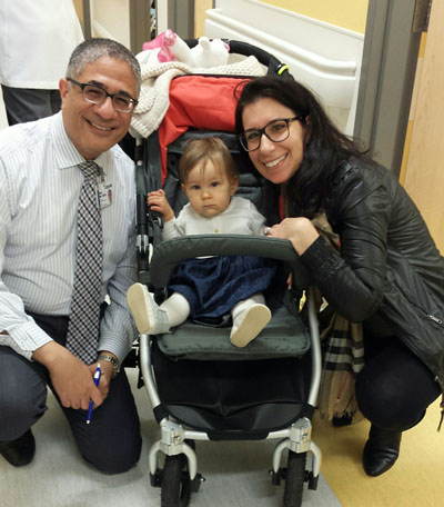 Marina et sa mère, Silvana, rencontrent le Dr Emil un an après son opération.