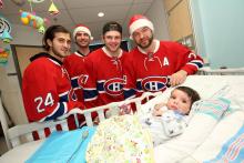 Le petit Adam a de la visite des Canadiens de Montréal. 