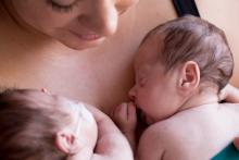 Isabelle tient contre elle ses jumelles Elie et Ana, nées à 26 semaines.
